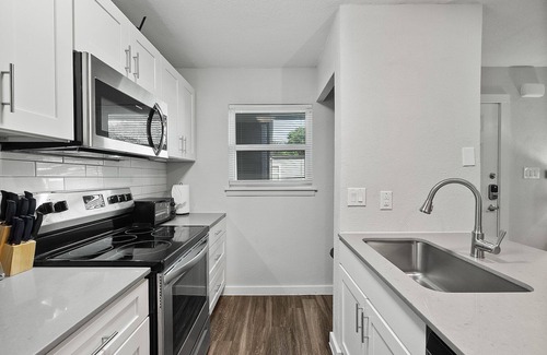 Hyde Park Apartment | Modern 2BR Near UT | Hyde Park | Evonify 7923