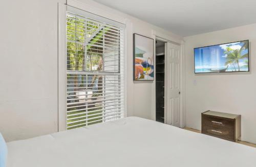 Grandview Heights House | Modern 2BR Oasis Heated Pool Near Downtown