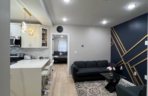 West Side House | Modern 2BR + Office Near NYC W/Parking - Sleeps 6