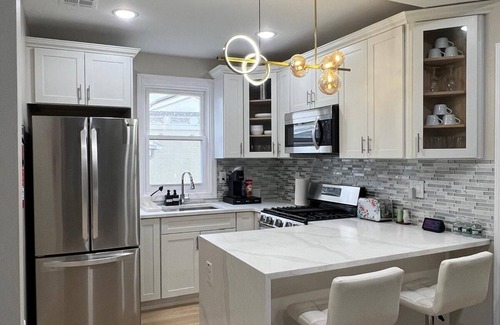 West Side House | Modern 2BR + Office Near NYC W/Parking - Sleeps 6
