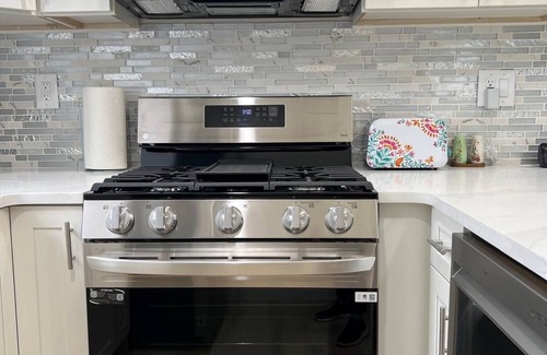 West Side House | Modern 2BR + Office Near NYC W/Parking - Sleeps 6