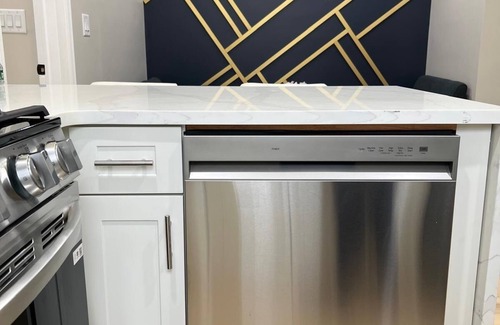 West Side House | Modern 2BR + Office Near NYC W/Parking - Sleeps 6