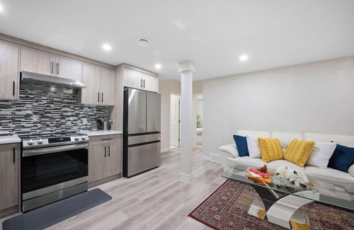 Evanston House | 🏡 Modern 2BR Private Suite Free Banff Pass Netflix New Build in Evanston!