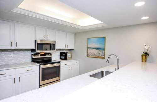 Captiva House | Modern 2BR Retreat Steps from the Beach and Village w/King Bed