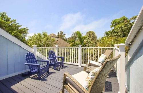 Captiva House | Modern 2BR Retreat Steps from the Beach and Village w/King Bed