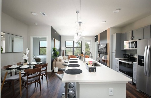 Southtown Apartment | Modern 2BR-w/Prkng, Near Rvrwalk, Dome & Conv Ctr