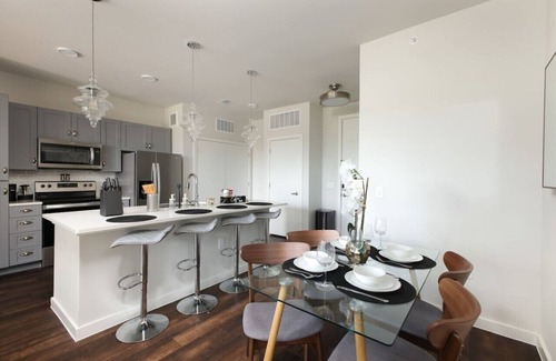 Southtown Apartment | Modern 2BR-w/Prkng, Near Rvrwalk, Dome & Conv Ctr