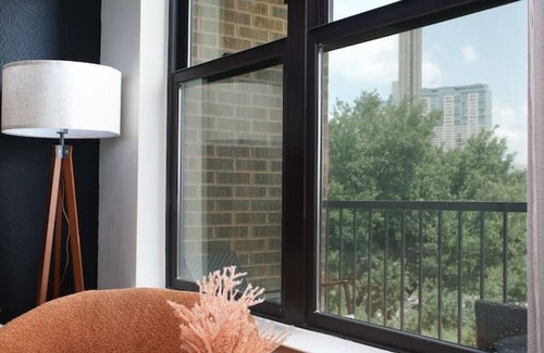 Southtown Apartment | Modern 2BR-w/Prkng, Near Rvrwalk, Dome & Conv Ctr