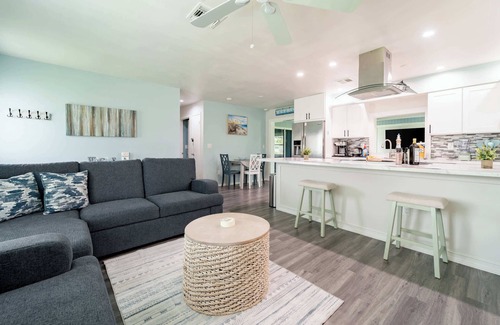 Port Charlotte House | Modern 2BR with Backyard, near Beach & Harbor