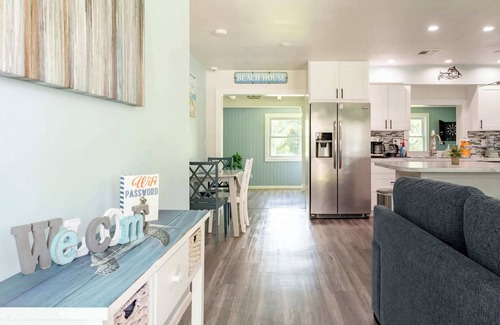 Port Charlotte House | Modern 2BR with Backyard, near Beach & Harbor
