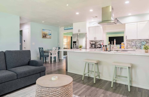 Port Charlotte House | Modern 2BR with Backyard, near Beach & Harbor