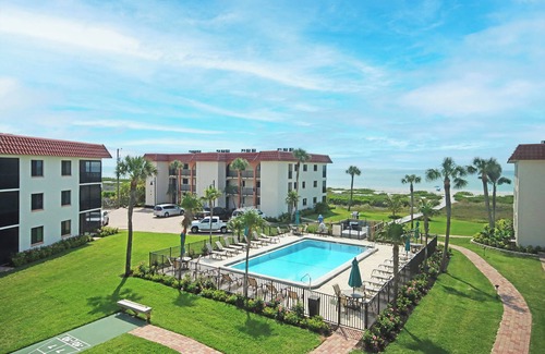 Shell Harbor Condo | Modern 2nd story beachfront condo on Sanibel Island - Sandalfoot 2D3