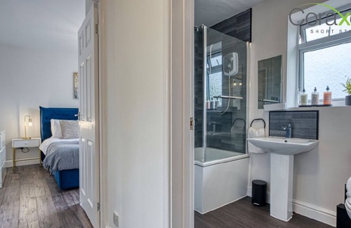 Cradley House | Modern 3 BDR Home with Free Wifi and Parking
