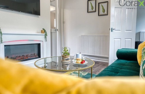Cradley House | Modern 3 BDR Home with Free Wifi and Parking