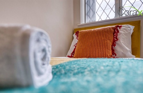 Cradley House | Modern 3 BDR Home with Free Wifi and Parking