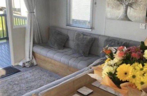 Walton on the Naze House | Modern 3 bedroom caravan 5 minutes walk to the beach