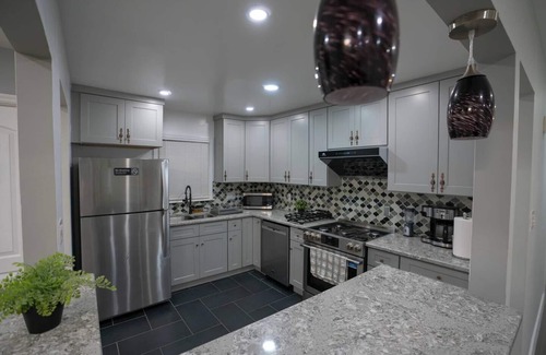 Queens Apartment | Modern 3 Bed 2 Bath Home With Parking: 2 min LGA, 15 min JFK, 20 min Manhattan