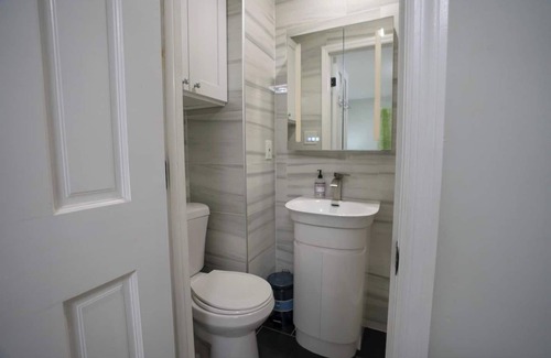 Queens Apartment | Modern 3 Bed 2 Bath Home With Parking: 2 min LGA, 15 min JFK, 20 min Manhattan