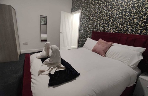Bury House | Modern 3-Bed Apartment