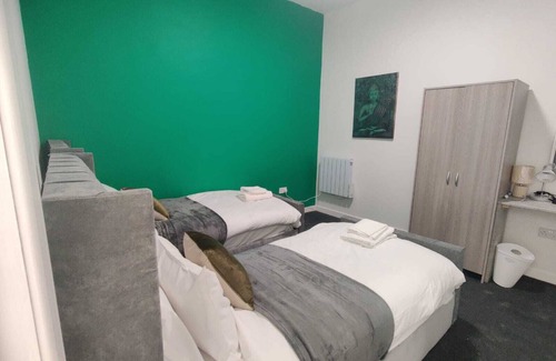 Bury House | Modern 3-Bed Apartment
