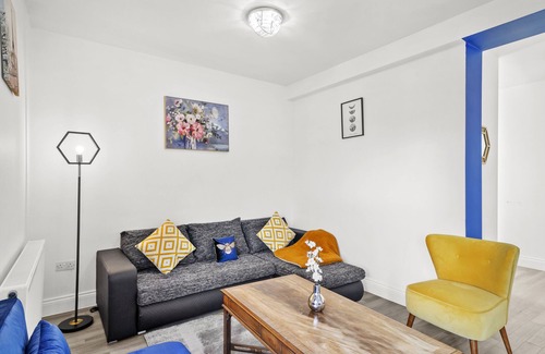 Turkey Street Apartment | Modern 3 bed apartment with Parking in Enfield