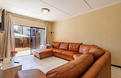 Kareeberg Apartment | Modern 3-Bed Apartment Perfect for Family & Groups