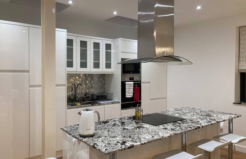 Brixton House | Modern 3-Bed Contemporary Home with Outdoor Dining – Walk to Park & Market!