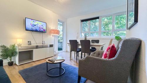 Woodberry Down Apartment | Modern 3-bed flat with Private Balcony near Finsbury Park , Harringay , Emirates Stadium