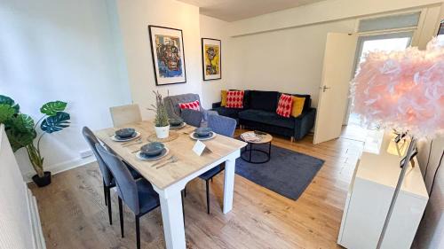 Woodberry Down Apartment | Modern 3-bed flat with Private Balcony near Finsbury Park , Harringay , Emirates Stadium