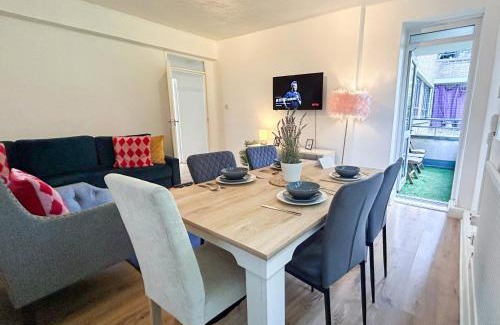 Woodberry Down Apartment | Modern 3-bed flat with Private Balcony near Finsbury Park , Harringay , Emirates Stadium