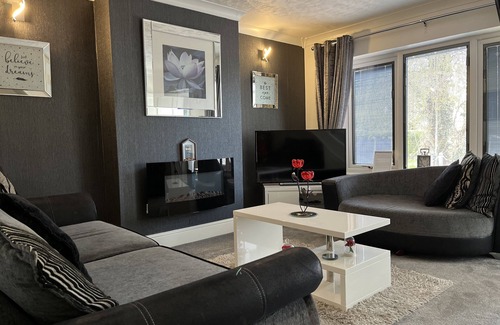 Burton on Trent House | Modern 3 Bedroom Property in Quiet Location
