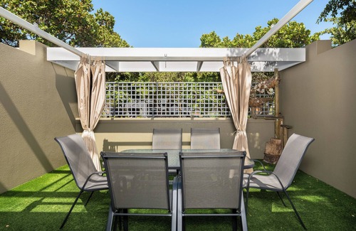 Century City Apartment | Modern 3-Bed Home , Canal Views & Parking