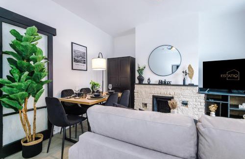 Barnsley House | Modern 3-Bed House Central Location & Free Parking