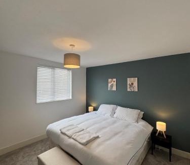 Southsea House | Modern 3 Bed House in Southsea, Sleeps 6 with Garden & Parking