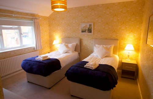 Cambridge House | Modern 3 Bed House with Garden and Parking