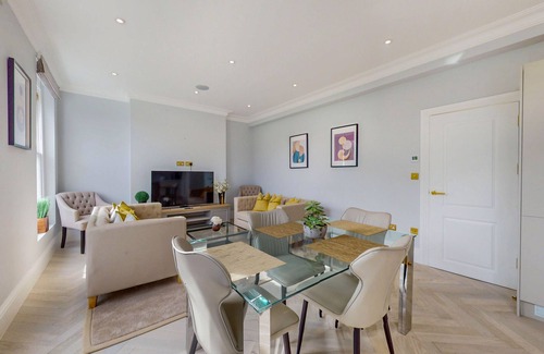 Hammersmith Broadway Apartment | Modern 3 Bed Penthouse in a Prime Central Location