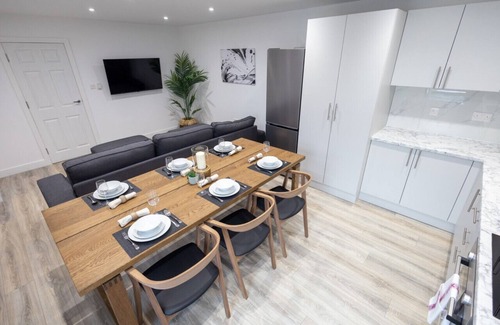 Watford Apartment | Modern 3-Bed Watford Flat - Prime Location Near London