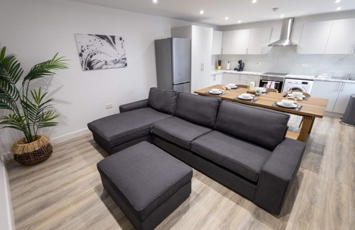 Watford Apartment | Modern 3-Bed Watford Flat - Prime Location Near London
