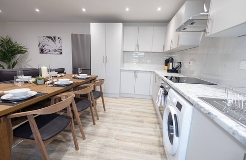Watford Apartment | Modern 3-Bed Watford Flat - Prime Location Near London