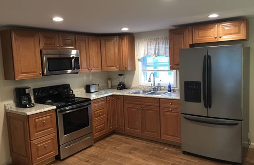 Old Orchard Beach Apartment | MODERN 3 BEDROOM WITH AIR CONDITIONING AND FREE BEACHFRONT PARKING PASS .