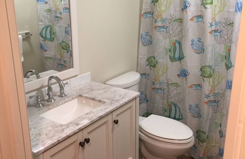 Old Orchard Beach Apartment | MODERN 3 BEDROOM WITH AIR CONDITIONING AND FREE BEACHFRONT PARKING PASS .