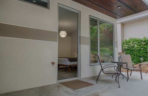 Central Okanagan House | Modern 3 bedroom, 3 en suites, dog friendly loft in McKinley