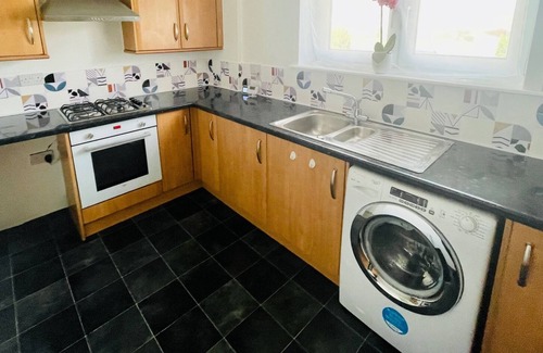 Coatbridge Apartment | Modern 3 bedroom apartment with private driveway