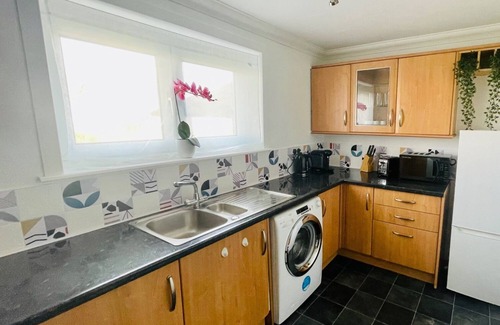 Coatbridge Apartment | Modern 3 bedroom apartment with private driveway