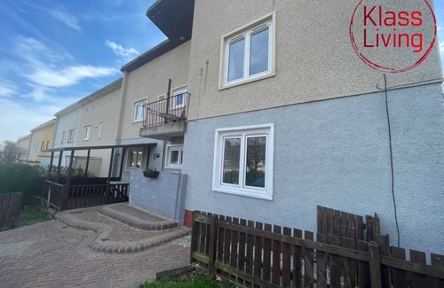 Coatbridge Apartment | Modern 3 bedroom apartment with private driveway