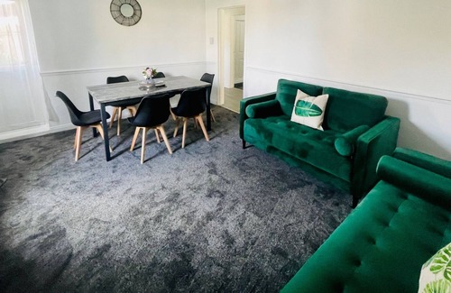 Coatbridge Apartment | Modern 3 bedroom apartment with private driveway