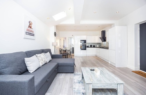 East Acton Apartment | Modern 3 Bedroom Apartment in North West London