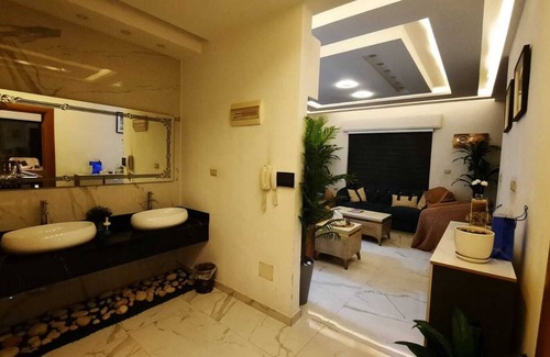 Amman Apartment | Modern 3-Bedroom Apartment, Guest Room, New, with A/C in the Heart of Amman
