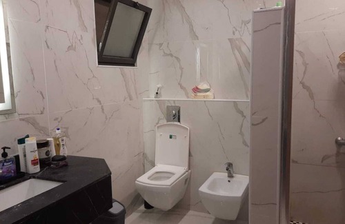 Amman Apartment | Modern 3-Bedroom Apartment, Guest Room, New, with A/C in the Heart of Amman