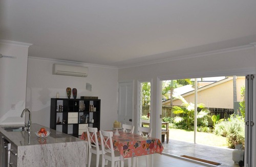 Woolloongabba Apartment | Modern 3 Bedroom Unit, Patio, leafy Yard, Pool.